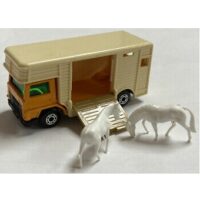 MatchBox N°40 Horse Box (avec 2 chevaux blanc ) 1977 Made in England