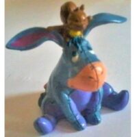 Bourriquet assis avec écureuil sur la tête Figurine Disney Winnie L'ourson